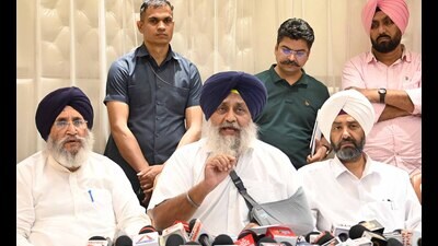 Shiromani Akali Dal president Sukhbir Singh Badal with SAD West bypoll candidate Parupkar Singh Ghuman in Ludhiana on Tuesday. (Gurpreet Singh/HT) Shiromani Akali Dal president Sukhbir Singh Badal with SAD West bypoll candidate Parupkar Singh Ghuman in Ludhiana on Tuesday. (Gurpreet Singh/HT)