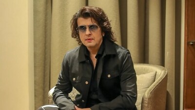 Video of Sonu Nigam escaping a mishap surfaces on the internet. Video of Sonu Nigam escaping a mishap surfaces on the internet.