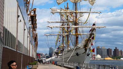 The Mexican Navy training vessel Cuauhtemoc is seen with broken masts while docked at a pier, after striking the Brooklyn Bridge overnight in New York City, U.S., May 18, 2025.  REUTERS/Eduardo Munoz     TPX IMAGES OF THE DAY (REUTERS)