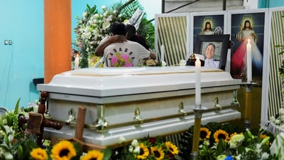 Relatives of America Sanchez, a cadet who died when the Mexican Navy ship Cuauhtemoc crashed into the Brooklyn Bridge in New York City, embrace beside her casket during a wake at her home in Xalapa, Mexico, May 20, 2025. REUTERS/Oscar Martinez (REUTERS)