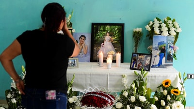 Candles, flowers and photos of America Sanchez, a cadet who died after the Mexican Navy ship Cuauhtemoc crashed into the Brooklyn Bridge in New York City, are kept as family and friends gather to pay tribute to her at her home in Xalapa, Mexico May 18, 2025. REUTERS/Oscar Martinez (REUTERS)