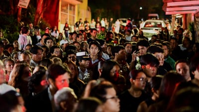 People attend the wake of America Sanchez, a cadet who died when the Mexican Navy ship Cuauhtemoc crashed into the Brooklyn Bridge in New York City, outside her home in Xalapa, Mexico, May 20, 2025. REUTERS/Oscar Martinez (REUTERS)