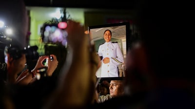 Cosme Sanchez holds up a framed photo of his daughter, America Sanchez, a cadet who died when the Mexican Navy ship Cuauhtemoc crashed into the Brooklyn Bridge in New York City, as her casket arrives for the wake in Xalapa, Mexico, May 19, 2025. REUTERS/Oscar Martinez (REUTERS)