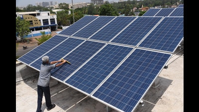 Under its solar programme, the Delhi government plans to install rooftop solar systems at 230,000 residential units over the next three years at an estimated cost of ₹50 crore. (FILE) Under its solar programme, the Delhi government plans to install rooftop solar systems at 230,000 residential units over the next three years at an estimated cost of ₹50 crore. (FILE)