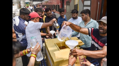 Volunteers distribute water to train passengers on a hot summer day in Jalandhar on Tuesday. (PTI) Volunteers distribute water to train passengers on a hot summer day in Jalandhar on Tuesday. (PTI)