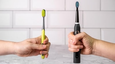 Should you use a regular toothbrush or an electric toothbrush? Here's what dentists recommend. (Freepik) Should you use a regular toothbrush or an electric toothbrush? Here's what dentists recommend. (Freepik)