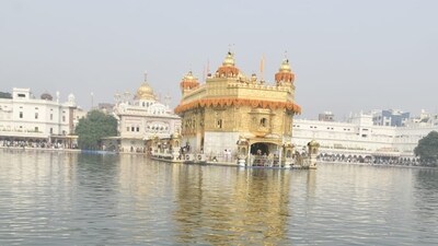 Devotees paid obeisance at the Golden Temple and took a holy dip in the Amrit Saras Kund (pool of immortality) in Amritsar's Golden Temple on the birth anniversary of the fourth Guru of Sikhs, Guru Ram Das. (HT Photo/Sameer Sehgal) Devotees paid obeisance at the Golden Temple and took a holy dip in the Amrit Saras Kund (pool of immortality) in Amritsar's Golden Temple on the birth anniversary of the fourth Guru of Sikhs, Guru Ram Das. (HT Photo/Sameer Sehgal)