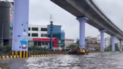 Heavily flooded Hosur Road in Bengaluru. (X/@satheesh_kcp)