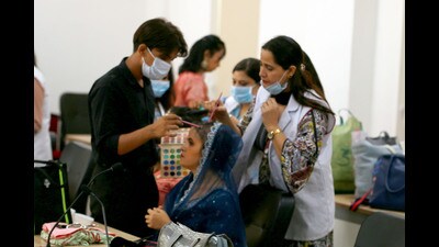 A total of 50 doctors, paramedic staff and family members of the cancer patients donated hair at the event at AIIMS, Bathinda on Wednesday. (Sanjeev Kumar/HT) A total of 50 doctors, paramedic staff and family members of the cancer patients donated hair at the event at AIIMS, Bathinda on Wednesday. (Sanjeev Kumar/HT)