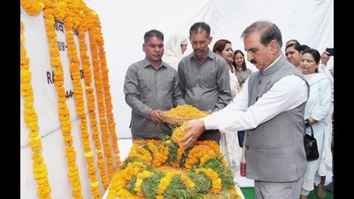 CM Sukhvinder Singh Sukhu pays floral tribute to former PM Rajiv Gandhi on his death anniversary, in Shimla , on Wednesday. (HT Photo) CM Sukhvinder Singh Sukhu pays floral tribute to former PM Rajiv Gandhi on his death anniversary, in Shimla , on Wednesday. (HT Photo)
