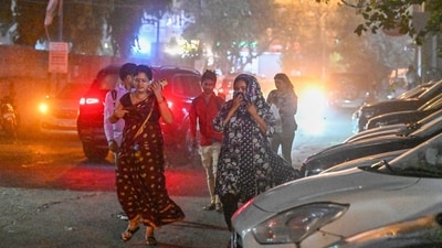 Commuters drive amid a dust storm in New Delhi, India, on Wednesday, May 21, 2025. ( RAJ K RAJ / Hindustan Times) Commuters drive amid a dust storm in New Delhi, India, on Wednesday, May 21, 2025. ( RAJ K RAJ / Hindustan Times)
