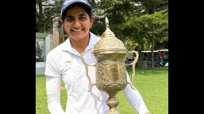 Heena Kang with the trophy. (HT Photo)