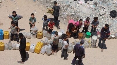 Palestinians line up to fill their containers with water in the Al-Rimal neighbourhood in Gaza City in the central Gaza Strip on May 21, 2025. (AFP) Palestinians line up to fill their containers with water in the Al-Rimal neighbourhood in Gaza City in the central Gaza Strip on May 21, 2025. (AFP)