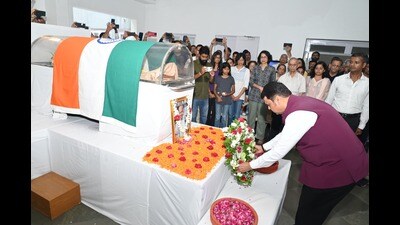 People from all walks of life attended the last rites of eminent astrophysicist Dr Jayant Narlikar in Pune as he was cremated with full state honours in the city on Wednesday. (HT PHOTO)