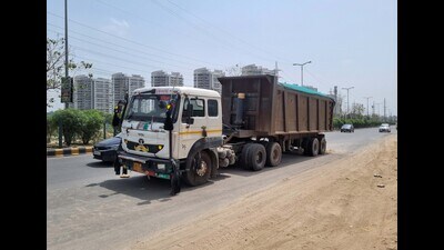 Police said that the truck had two of its wheels missing at the time of the crash. (Parveen Kumar/HT Photo) Police said that the truck had two of its wheels missing at the time of the crash. (Parveen Kumar/HT Photo)