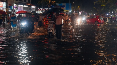 Unexpected heavy rainfall lashed Mumbai on Tuesday, resulting in waterlogging and flooding on the busy roads of the financial capital. (HT Photo) Unexpected heavy rainfall lashed Mumbai on Tuesday, resulting in waterlogging and flooding on the busy roads of the financial capital. (HT Photo)