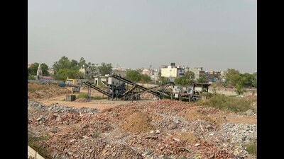 The land identified by GMRL along Basai road for setting up a casting yard for the metro project near Triveni Mandi. (Parveen Kumar/HT Photo) The land identified by GMRL along Basai road for setting up a casting yard for the metro project near Triveni Mandi. (Parveen Kumar/HT Photo)