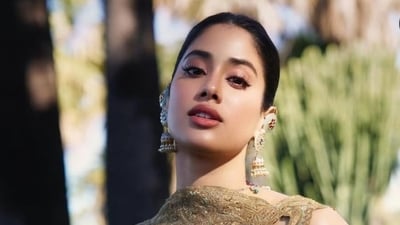 Janhvi Kapoor kept the makeup dewy and tied her hair up in a neat bun, which gave all the limelight for those stunning pair of earrings. 