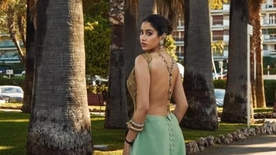 Janhvi Kapoor's look was couture creation made by celebrated designer Anamika Khanna.&nbsp; 