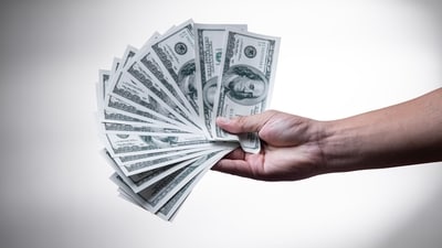 New York Governor Kathy Hochul announced that 8.2 million families will receive “inflation refund” checks of up to $400. (UnSplash) New York Governor Kathy Hochul announced that 8.2 million families will receive “inflation refund” checks of up to $400. (UnSplash)
