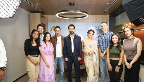 Rajkummar Rao, Wamiqa Gabbi and Karan Sharma with fans and winners of Stars In The City contest. Rajkummar Rao, Wamiqa Gabbi and Karan Sharma with fans and winners of Stars In The City contest.