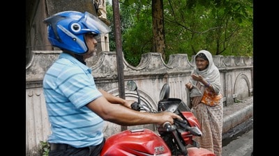 A woman begging for alms at Lucknow’s Sikander Bagh crossing on Thursday. (HT Photo) A woman begging for alms at Lucknow’s Sikander Bagh crossing on Thursday. (HT Photo)