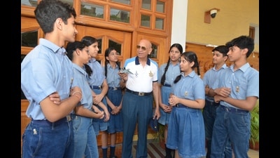 Air Commodore Jawahar Lal Bhargava (retd) sharing his 1971 Indo-Pak war story with the students at The Gurukul, Panchkula. (HT Photo)
