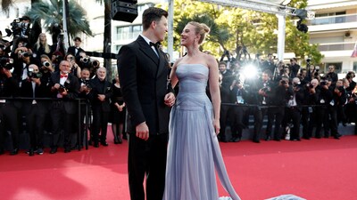 Colin Jost and Scarlett Johansson, director of the film "Eleanor the Great" in competition for the category Un Certain Regard, pose on the red carpet during arrivals for the screening of the film "Vie privee" (A Private Life) Out of competition at the 78th Cannes Film Festival in Cannes, France, May 20, 2025. REUTERS/Benoit Tessier     TPX IMAGES OF THE DAY (REUTERS)