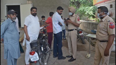 Police collecting information from the deceased’s kin in Sanyas Nagar in Ludhiana on Thursday. (Gurpreet Singh/HT) Police collecting information from the deceased’s kin in Sanyas Nagar in Ludhiana on Thursday. (Gurpreet Singh/HT)