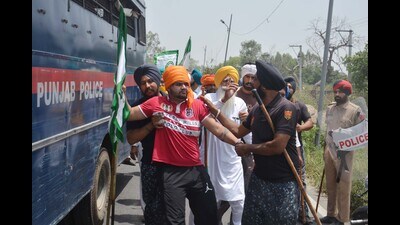 Punjab Police detain agitating farmers in Amritsar on Thursday. (Sameer Sehgal/HT) Punjab Police detain agitating farmers in Amritsar on Thursday. (Sameer Sehgal/HT)