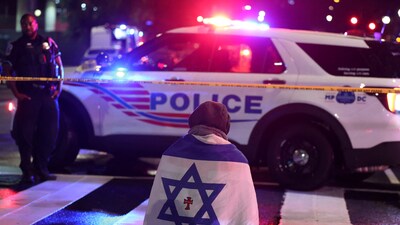 Emergency personnel work at the site where, according to the U.S. Homeland Security Secretary, two Israeli embassy staff were shot dead near the Capital Jewish Museum in Washington, D.C., U.S. May 21, 2025.  REUTERS/Jonathan Ernst    TPX IMAGES OF THE DAY (REUTERS)