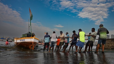 Fishermen removed their fishing boats from the Arabian Sea at Worli-Koliwada jetty after the state issued an alert for heavy rain and storms. Mumbai, India, May 21, 2025. (Raju Shinde/HT Photo) Fishermen removed their fishing boats from the Arabian Sea at Worli-Koliwada jetty after the state issued an alert for heavy rain and storms. Mumbai, India, May 21, 2025. (Raju Shinde/HT Photo)