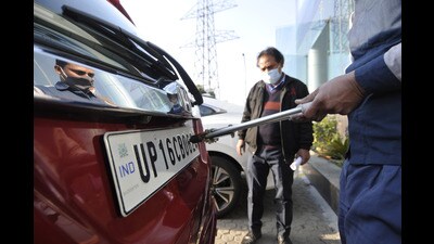 A mechanic replacing a car’s old registration number plate with the high security registration plate (HSRP). (REPREENTATIVE PIC) A mechanic replacing a car’s old registration number plate with the high security registration plate (HSRP). (REPREENTATIVE PIC)