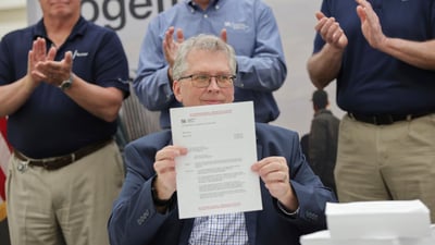 In this photo provided by Tennessee Valley Authority, Scott Hunnewell, vice president of the utility’s New Nuclear Program, signs the construction permit application to build a small modular reactor, Monday, May 19, 2025, in Chattanooga, Tenn. (Tennessee Valley Authority via AP) In this photo provided by Tennessee Valley Authority, Scott Hunnewell, vice president of the utility’s New Nuclear Program, signs the construction permit application to build a small modular reactor, Monday, May 19, 2025, in Chattanooga, Tenn. (Tennessee Valley Authority via AP)
