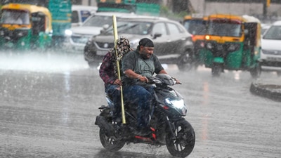 As per IMD forecast, Delhi is likely to witness thunderstorms with rain on Friday. (Sanchit Khanna/ Hindustan Times) As per IMD forecast, Delhi is likely to witness thunderstorms with rain on Friday. (Sanchit Khanna/ Hindustan Times)