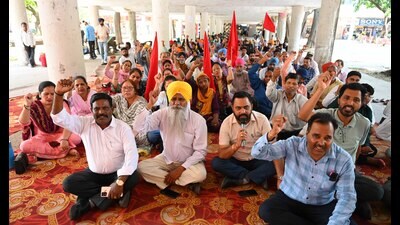Federation of UT Employees & Workers holding a protest in Chandigarh on Friday. (Keshav Singh/HT) Federation of UT Employees & Workers holding a protest in Chandigarh on Friday. (Keshav Singh/HT)