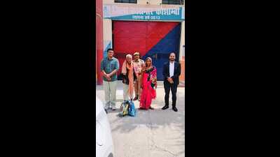 Lakhan, with his daughter Asha Devi, counsel Ankit Maurya and jail superintendent Ajitesh Kumar, after being released from Kaushambi jail. (HT) Lakhan, with his daughter Asha Devi, counsel Ankit Maurya and jail superintendent Ajitesh Kumar, after being released from Kaushambi jail. (HT)