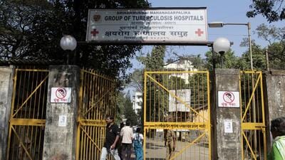 Mumbai....17 January 2012....News.... Relatives of tb patients entering the sewree tb hospital on Tuesday. HT Photo by Sattish Bate Mumbai....17 January 2012....News.... Relatives of tb patients entering the sewree tb hospital on Tuesday. HT Photo by Sattish Bate