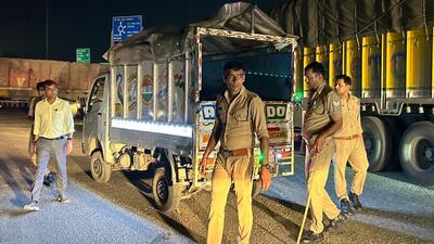 Police at a road checkpoint to intercept illegally transported liquor. (HT Photo) Police at a road checkpoint to intercept illegally transported liquor. (HT Photo)