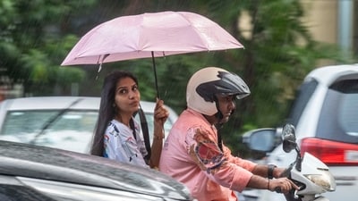 Commuters during heavy rain in Mumbai on May 22, 2025 (Satish Bate/HT Photo) Commuters during heavy rain in Mumbai on May 22, 2025 (Satish Bate/HT Photo)
