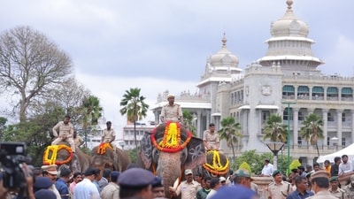 Akhila was decorated and brought in ceremoniously. (X - @AkhilShatagni)