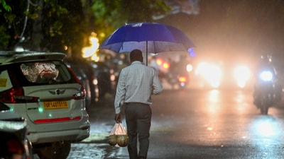 The IMD urged residents to avoid open fields and not take shelter under trees. (Sunil Ghosh/Hindustan Times) The IMD urged residents to avoid open fields and not take shelter under trees. (Sunil Ghosh/Hindustan Times)