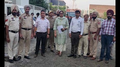 Excise officials during a raid in Ludhiana on Saturday. (HT Photo) Excise officials during a raid in Ludhiana on Saturday. (HT Photo)