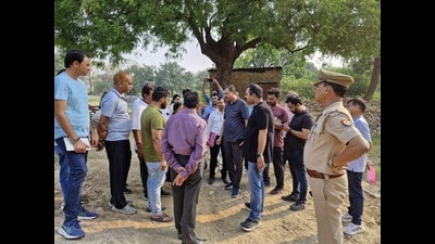 LDA vice-chairman Prathamesh Kumar, inspected the site on Saturday and directed officials to expedite construction work (HT Photo) LDA vice-chairman Prathamesh Kumar, inspected the site on Saturday and directed officials to expedite construction work (HT Photo)