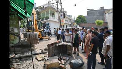 Mayor Sushma Kharakwal inspecting a site in Lucknow on Saturday. (HT PHOTO) Mayor Sushma Kharakwal inspecting a site in Lucknow on Saturday. (HT PHOTO)