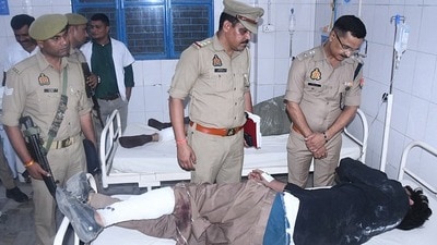 SP City Kumar Ranvijay Singh interrogating the injured accused in hospital. (HT PHOTO) SP City Kumar Ranvijay Singh interrogating the injured accused in hospital. (HT PHOTO)