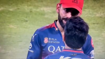 Virat Kohli talks to Suyash Sharma after the bowler conceded three boundaries in an over (X)