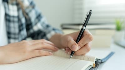 There's a link between your dominant hand and mental wellbeing. (Shutterstock) There's a link between your dominant hand and mental wellbeing. (Shutterstock)