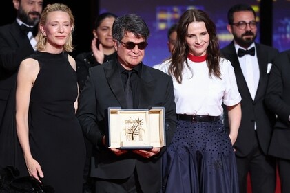 Iranian director and screenwriter and producer Jafar Panahi (C) poses on stage with Australian actress Cate Blanchett (L) and French actress and president of the jury of the 78th cannes film festival Juliette Binoche after winning the Palme d'Or for the film "Un simple accident" (A Simple Accident) during the closing ceremony at the 78th edition of the Cannes Film Festival in Cannes, southern France, on May 24, 2025. (Photo by Sameer AL-DOUMY / AFP) (AFP) Iranian director and screenwriter and producer Jafar Panahi (C) poses on stage with Australian actress Cate Blanchett (L) and French actress and president of the jury of the 78th cannes film festival Juliette Binoche after winning the Palme d'Or for the film "Un simple accident" (A Simple Accident) during the closing ceremony at the 78th edition of the Cannes Film Festival in Cannes, southern France, on May 24, 2025. (Photo by Sameer AL-DOUMY / AFP) (AFP)