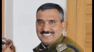 In a presser on Saturday, Shimla SP Sanjeev Gandhi hit out at the DGP, accusing him and his staff of ‘misconduct’ . (HT Photo) In a presser on Saturday, Shimla SP Sanjeev Gandhi hit out at the DGP, accusing him and his staff of ‘misconduct’ . (HT Photo)